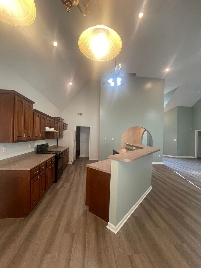 Building Photo - Available NOW in Snowden Grove Area!  3 BR...