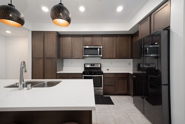 Building Photo - Perfectly located 4-bedroom townhouse in c...