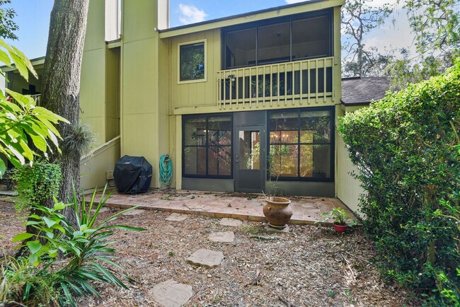 Building Photo - Charming Townhouse for Lease