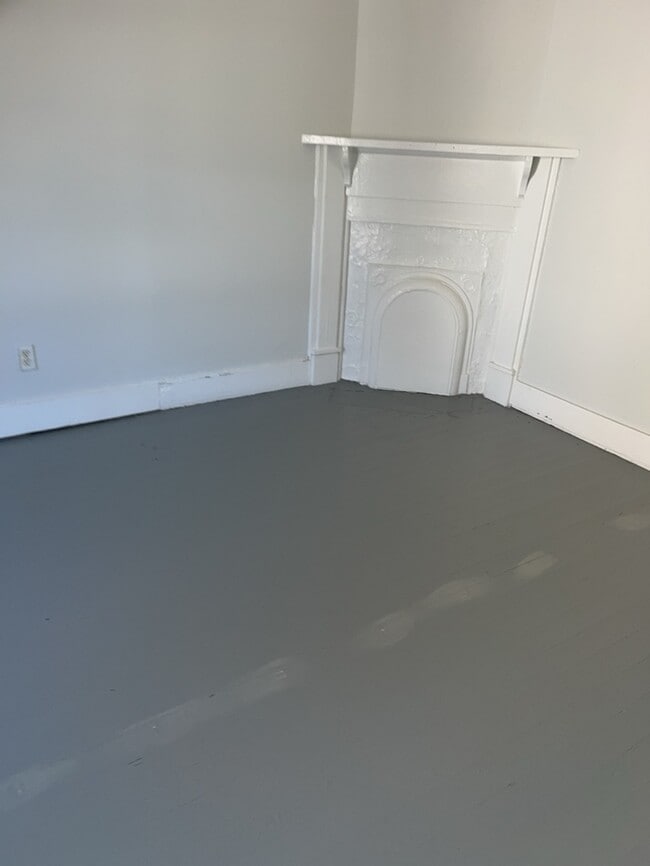 Building Photo - 2 Bedroom 1 bathroom