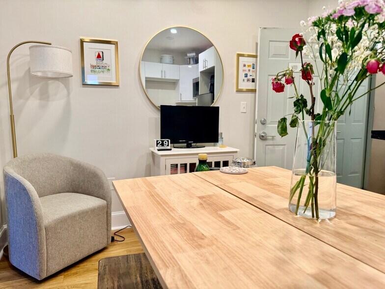 Building Photo - 845 Beacon St