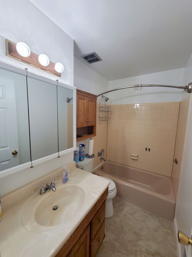 Building Photo - Single family, bi-level home with 4-bedrooms (one bedroom on ground level), 2.5 bathrooms, attach...