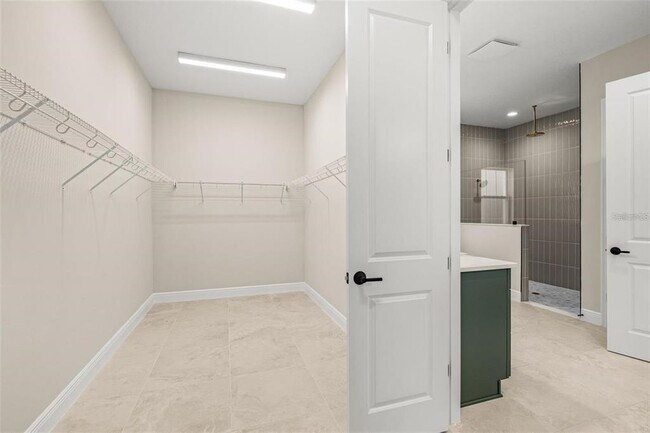 Building Photo - 1953 Arching Br