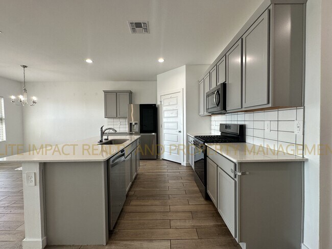 Building Photo - 11112 S Weismann Dr