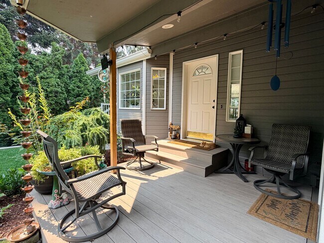 Building Photo - Executive 5 bed/4 bath home, POOL with pool service, decks with VIEWS, two kitchen/living room ar...