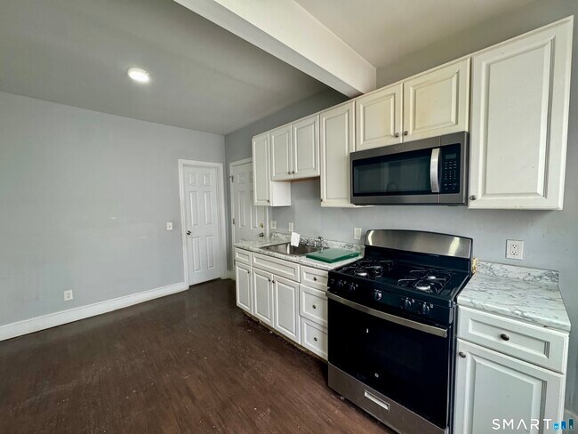 Building Photo - 127 Caroline St