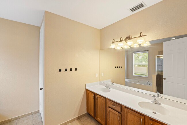 Building Photo - 2567 SE Ruskin Dr