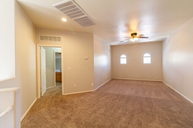Building Photo - 2600 E Springfield Pl