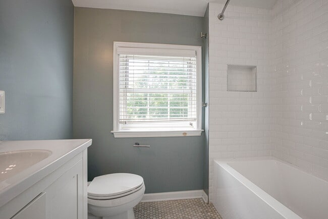 Building Photo - 2509 Crest Ave