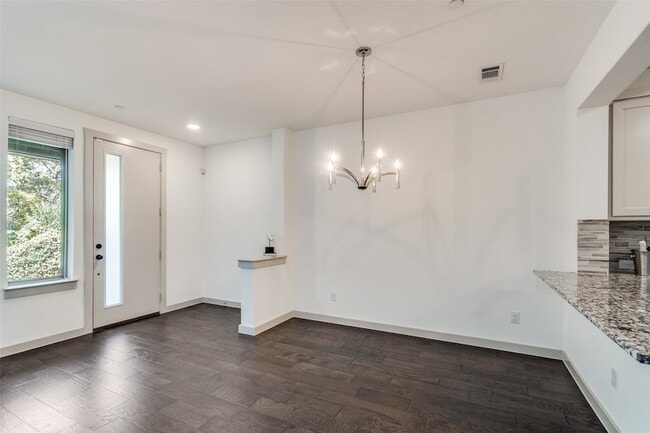 Building Photo - 1423 Lamb Dr