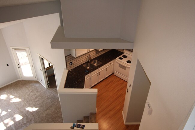 Building Photo - Adorable 2bdrm 1 bath townhome in Desirabl...