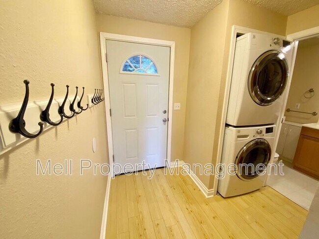 Building Photo - 2370 E Phillips Lake Loop Rd