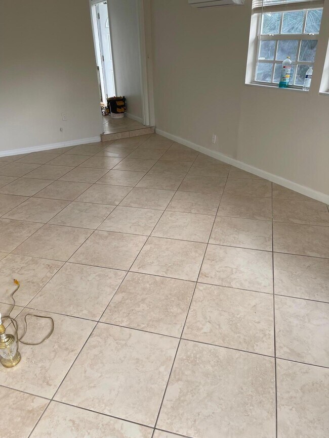 Building Photo - 2300 NE 5th Ave