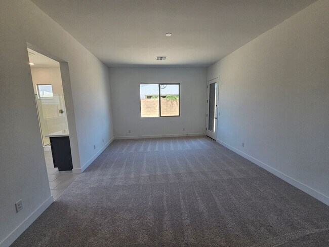 Building Photo - Beautiful and spacious