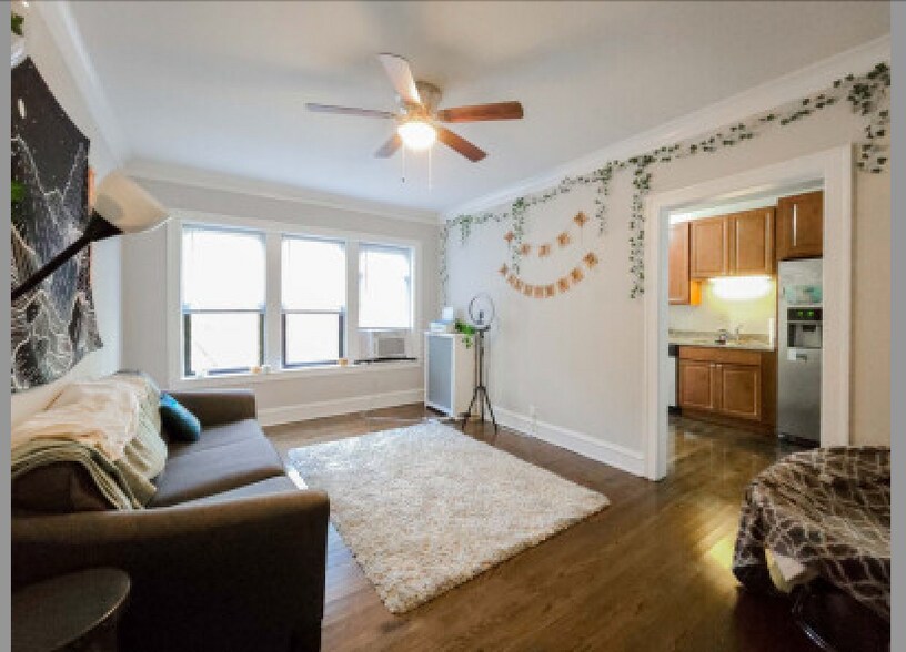 Building Photo - 5076 N Wolcott Ave