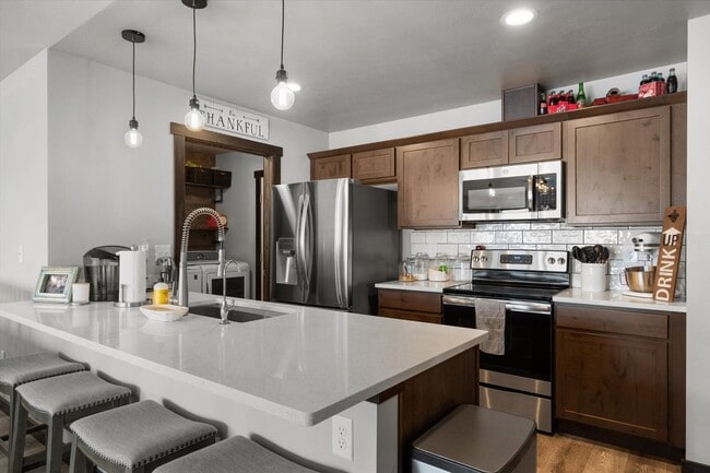 Building Photo - Stunning Townhome with Mountain Views for ...