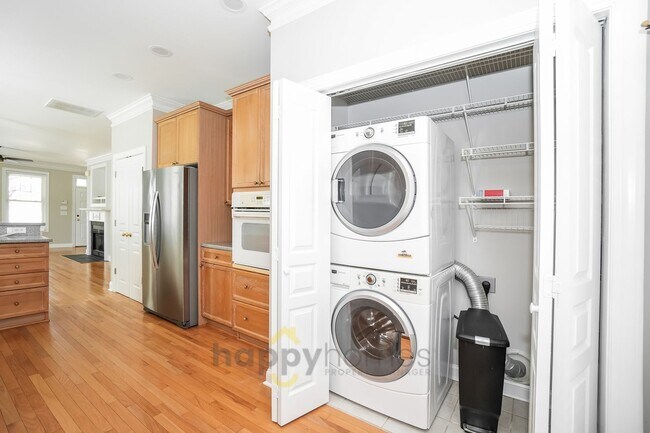 Building Photo - End-Unit Elegance on Daniel Island: 3 Bed, 3.5 Bath