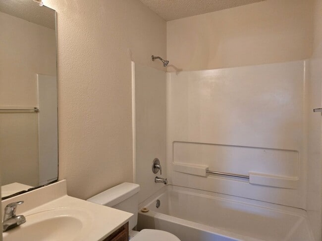 Building Photo - 3/2 Hewitt Duplex