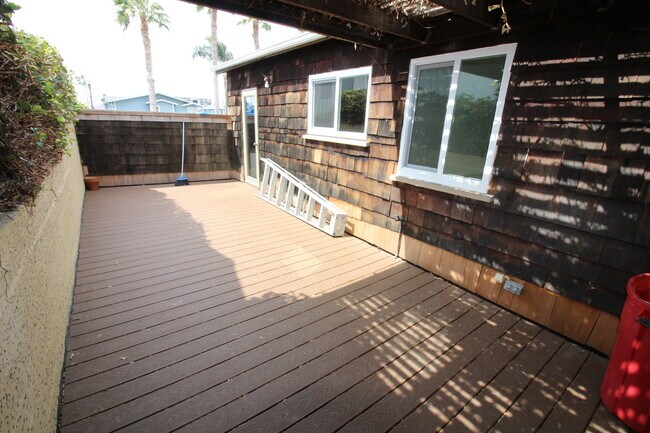 Building Photo - 1010 Tourmaline St