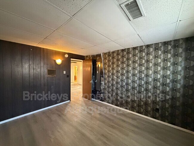 Building Photo - 337 Glorieta St NE