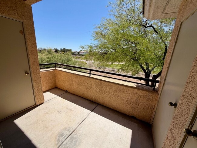 Building Photo - Close to shopping and easy access to Freeway!!!