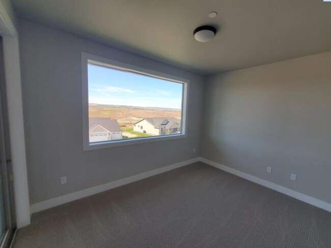 Building Photo - FOR RENT SOUTHCLIFFE