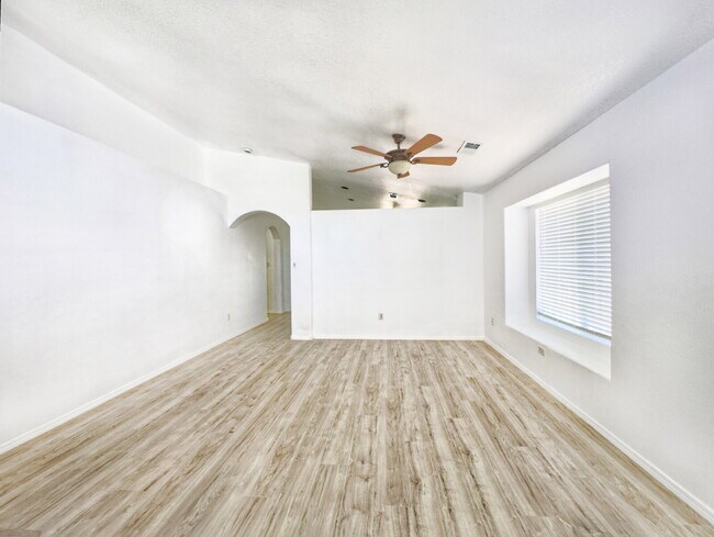 Building Photo - Nice, 1 Level, 4 Bedroom Home in Northern Meadows