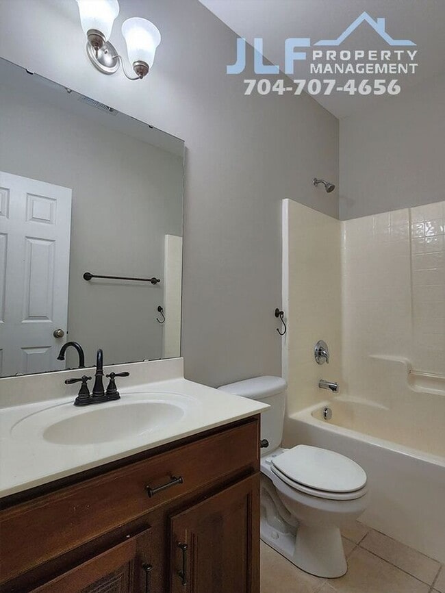 Building Photo - Beautiful 2 Story Condo in the Ballantyne Area of Charlotte!