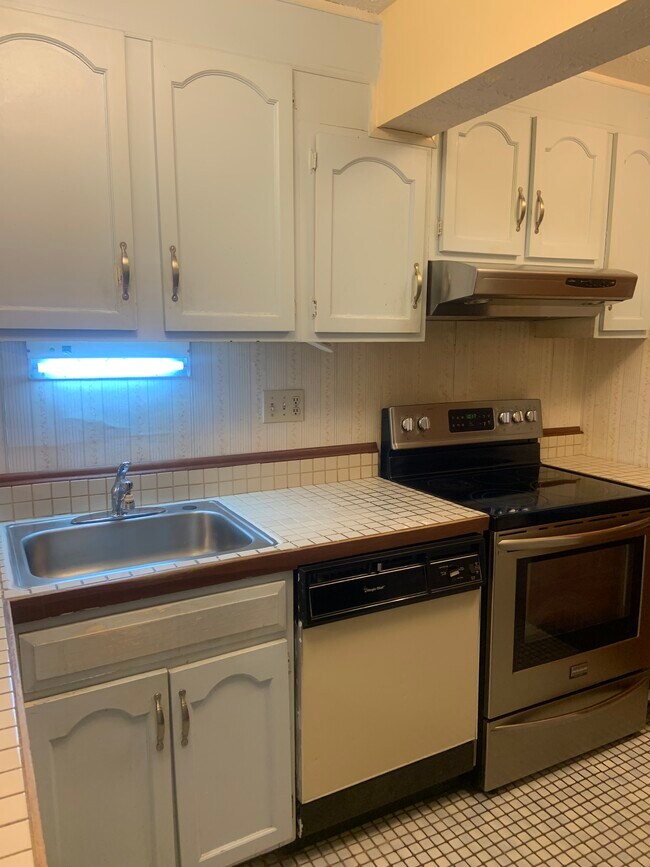 Building Photo - 1166 Middle Tpke W