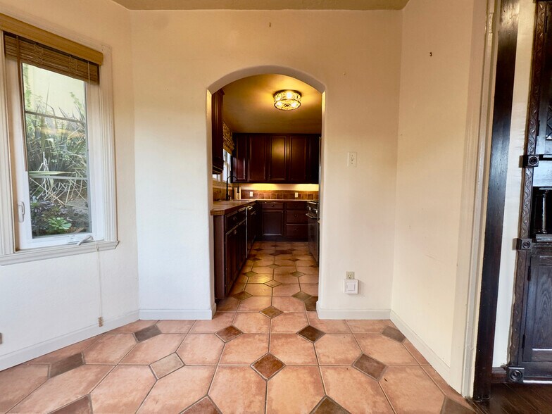 Building Photo - 645 Jean St