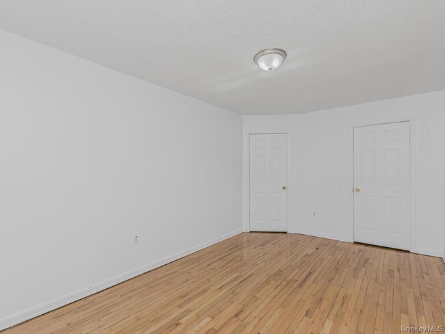 Building Photo - 724 E 223rd St