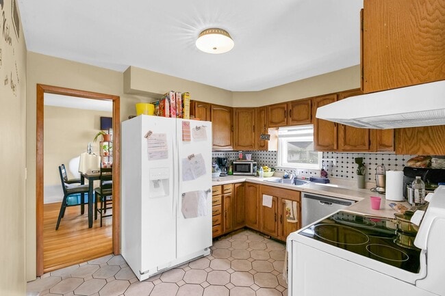 Building Photo - 3 Bedroom Home Located Near Shopping, Dini...