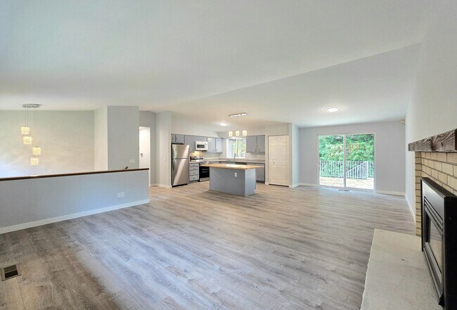 Building Photo - 4 Bedroom 3 Bath in Lake Forest Park