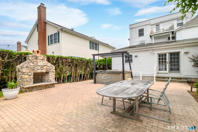 Building Photo - 18 Elm Tree Pl