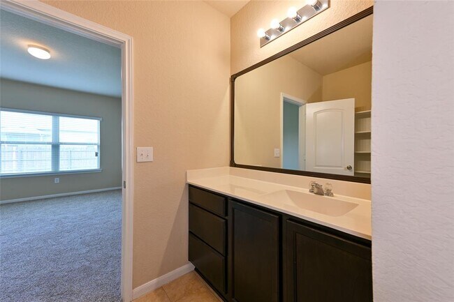 Building Photo - 613 Pinnacle Dr