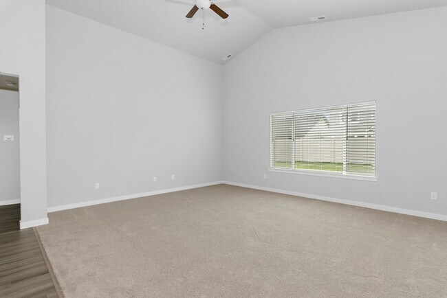 Building Photo - Beautiful 4bd/2ba Single Level Home w/RARE 4-CAR GARAGE