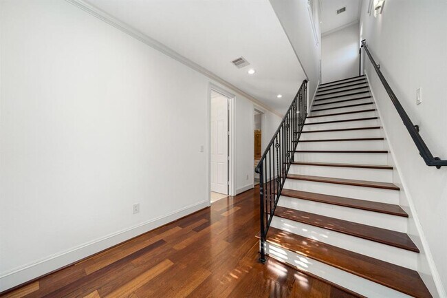 Building Photo - 6115 Hamman St