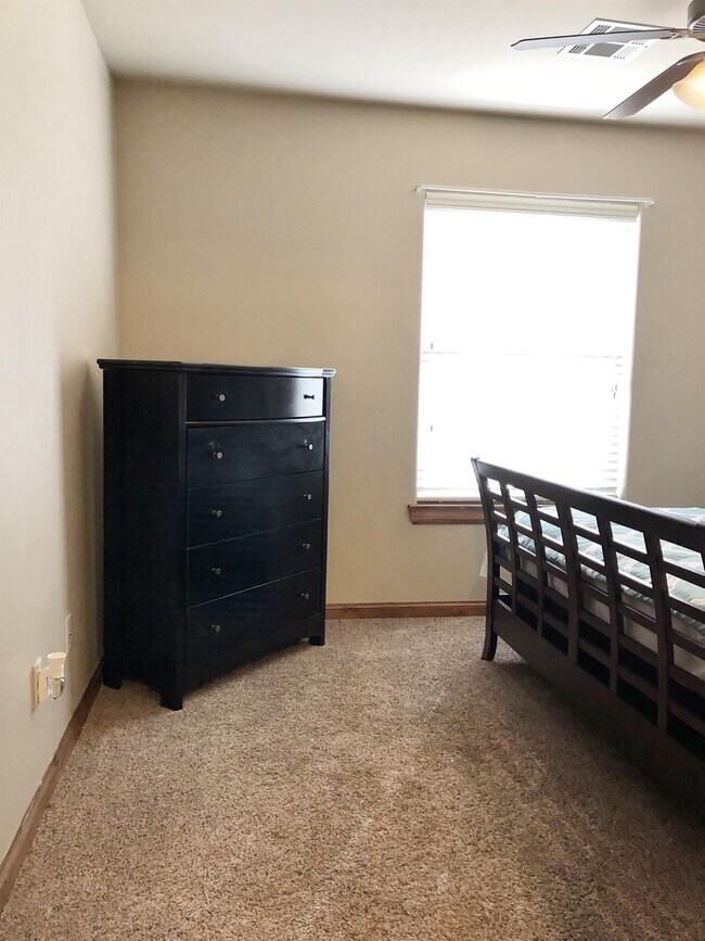 Building Photo - 10527 JORDYNN'S Xing