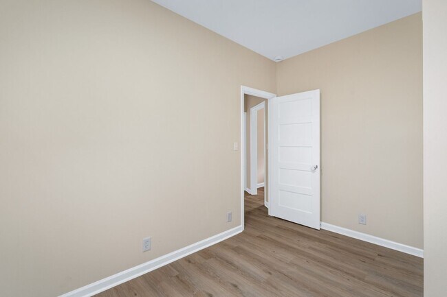 Building Photo - Charming Cottage in sought after Old Hicko...