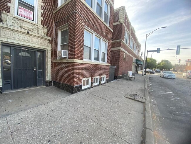 Building Photo - 5960 W Roosevelt Rd