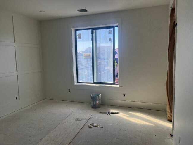 Building Photo - Gorgeous 6 bedroom with Pool and RV Garage