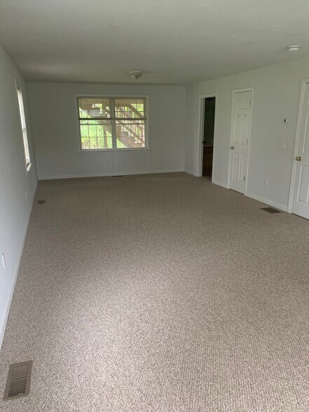 1 st floor bedroom w/bath walk in closet - 37 Northboro St