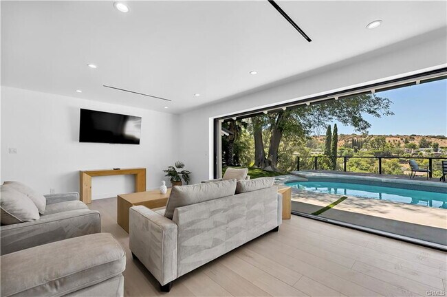Building Photo - 17072 Oak View Dr