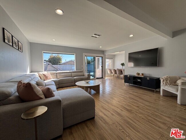 Primary Photo - 10148 Gothic Ave