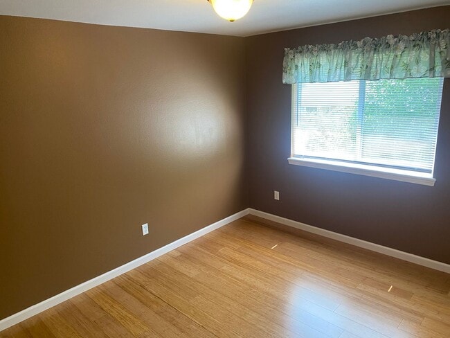 Building Photo - Spacious 3-Bedroom, 2.5-Bath Townhouse In ...