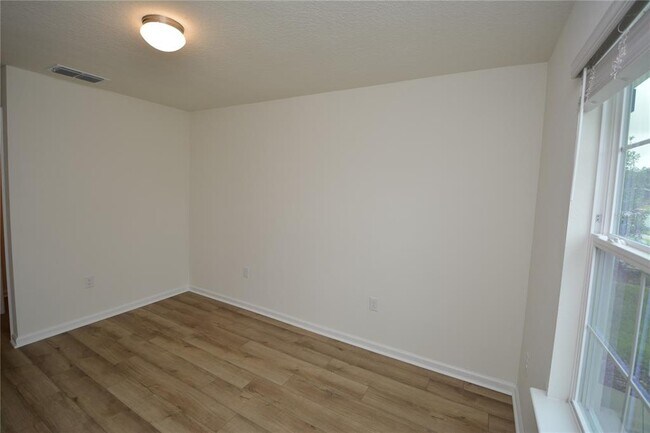 Building Photo - 19 Waverly Ln