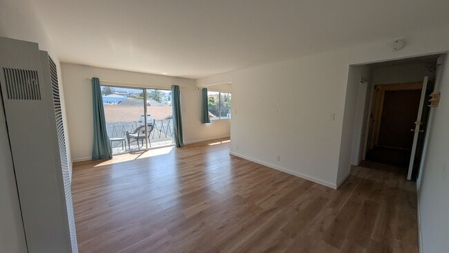 Building Photo - Modern Top Floor Condo, Newly Remodeled -U...