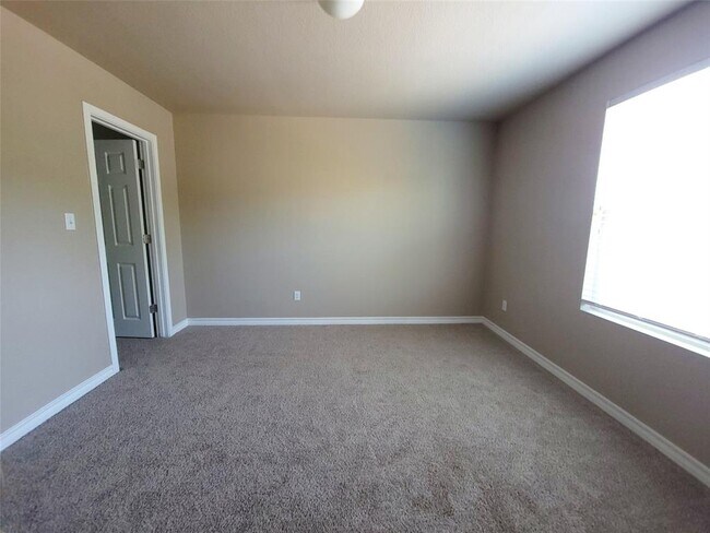 Building Photo - 213 Mary Max Cir