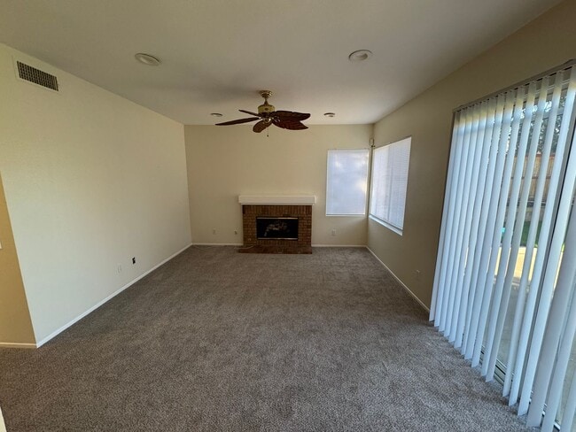 Building Photo - 4 bed 3 full bath house with 3 car garage in Corona for lease