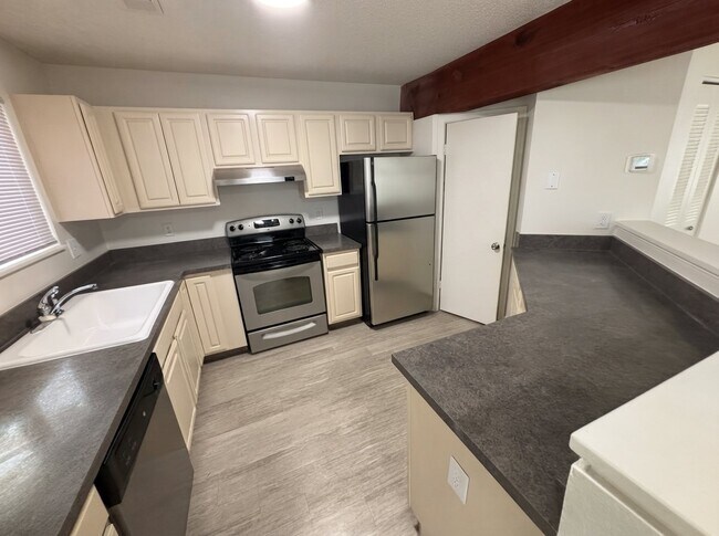 Building Photo - 650 Walden Cir